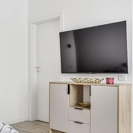 Elegant Apartment Near Afi & Atrium Mall Arad Exterior photo