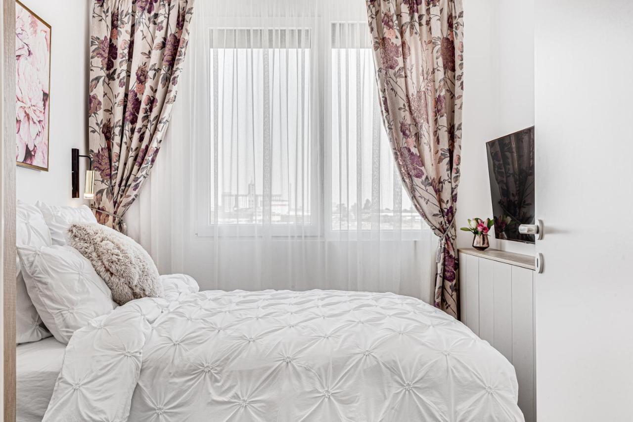 Elegant Apartment Near Afi & Atrium Mall Apartment Arad