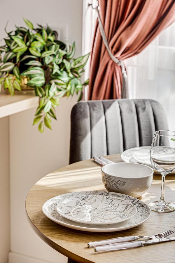 Elegant Apartment Near Afi & Atrium Mall Apartment